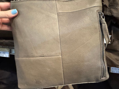 BA2827 Bottom Zipper Tooled Cowhide Purse