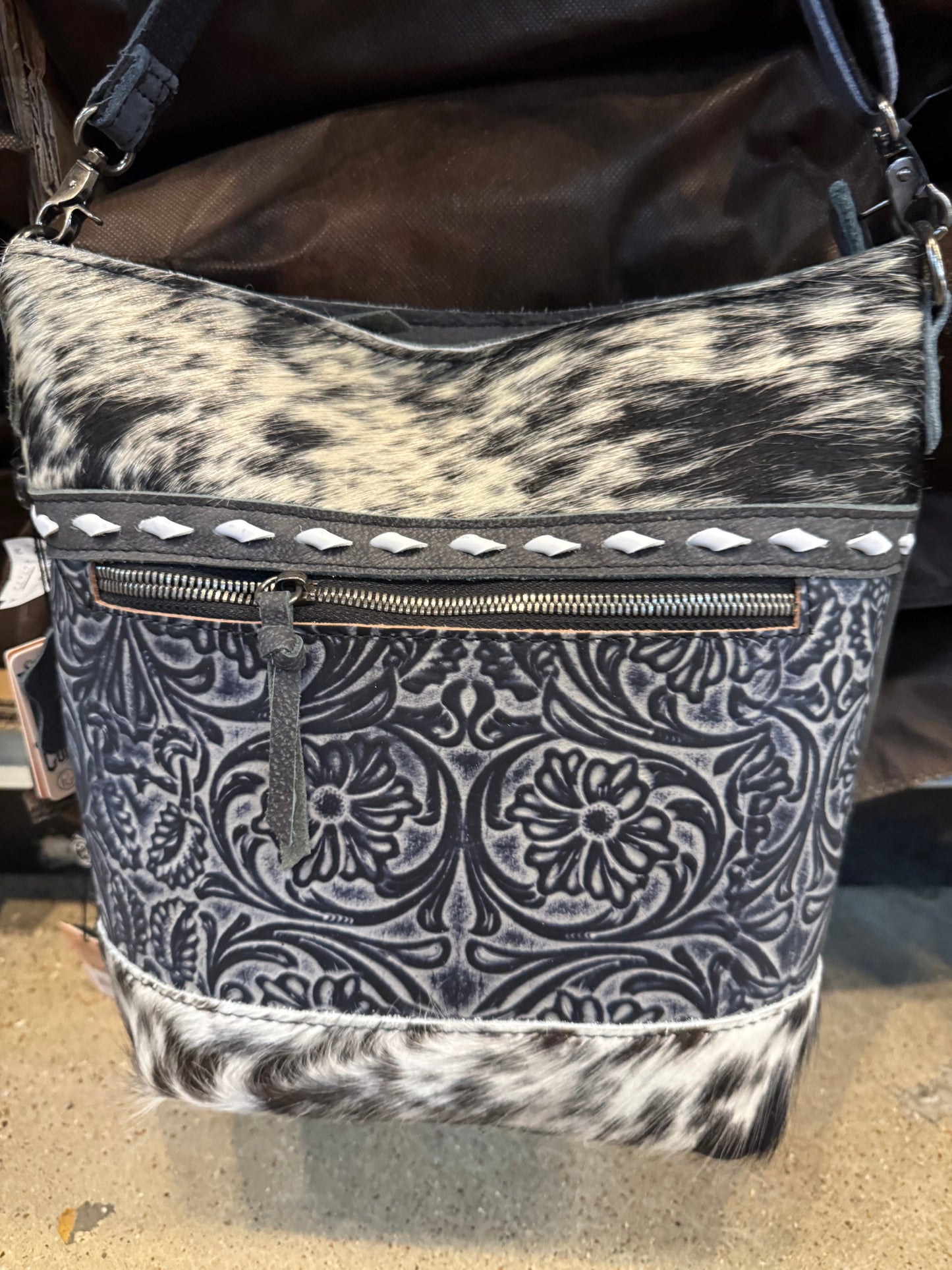 BA2821 Middle Zipper Tooled Cowhide Purse