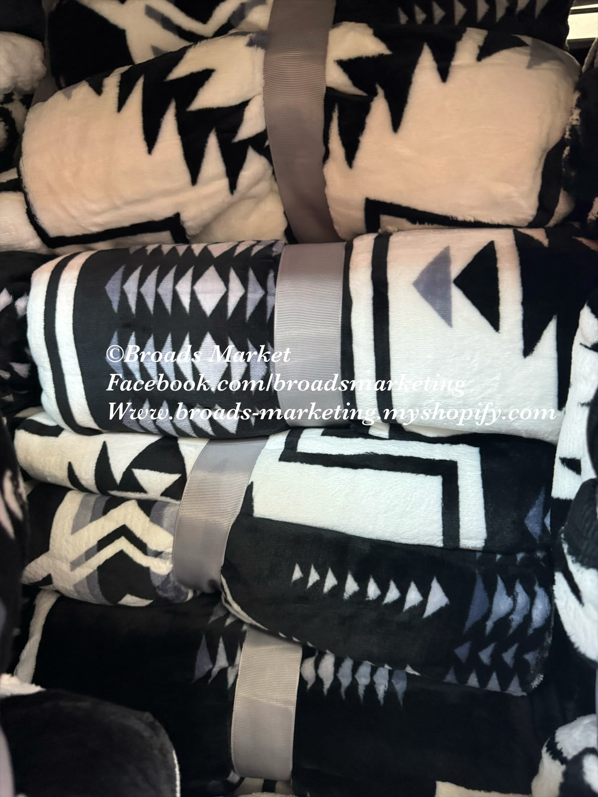 Black & White Super Plush Aztec Blanket