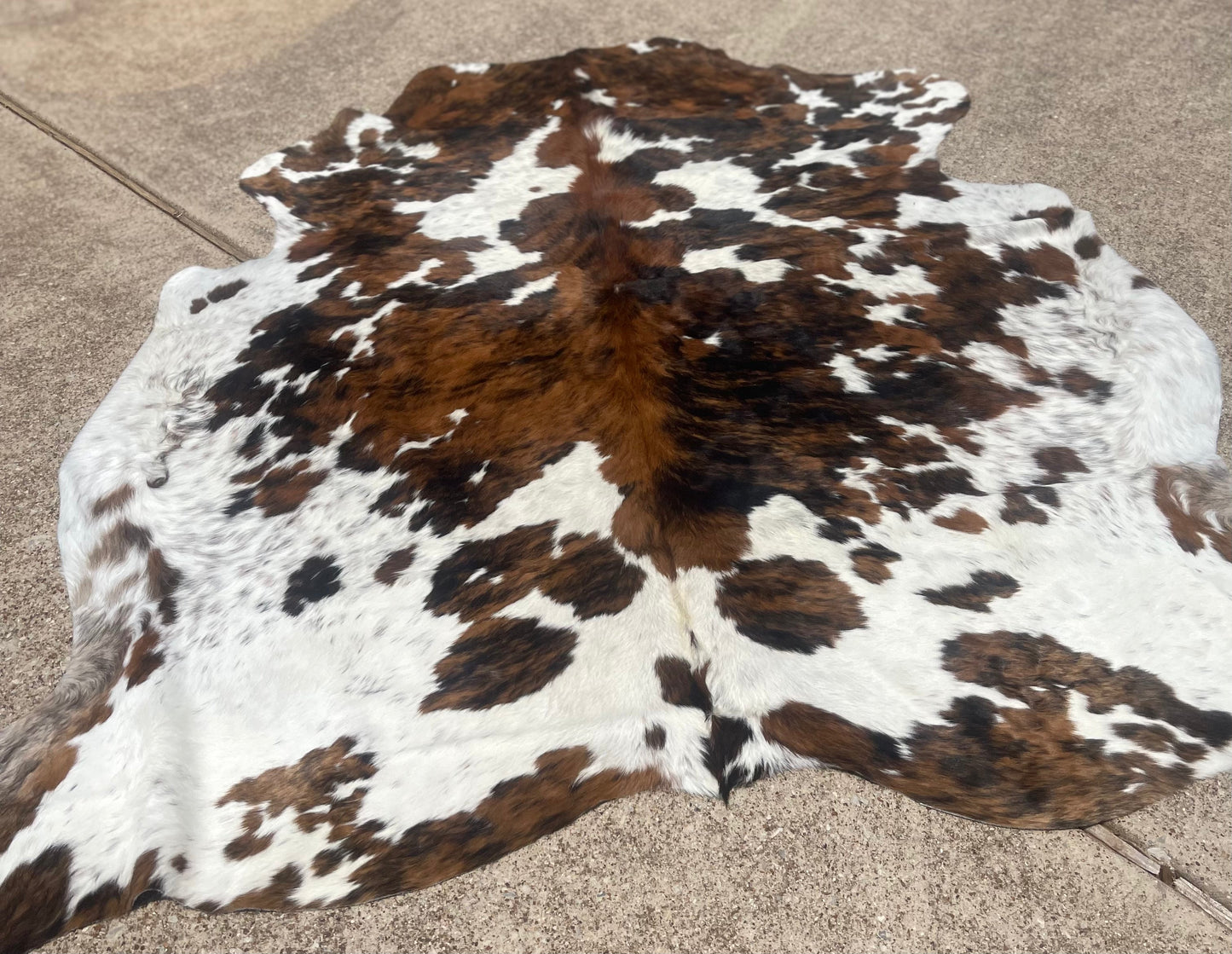 7’ Cowhide Tricolor Rug